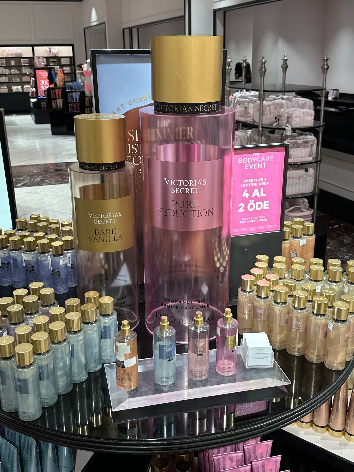 Victoria's Secret mağazasında dev ölçekli strafor parfüm şişesi maketleri ve gerçek ürünler